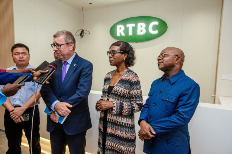 EXPORT MEDDBC VISITE DE LA RTBC PAR L'AMBASSADEUR DES USA-39